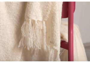 Linne i bomull med fransar, mjukt och fint, perfekt för sovrum.