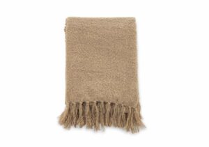 Mysig beige ullfilt med fransar, perfekt för sängkläder eller heminredning.