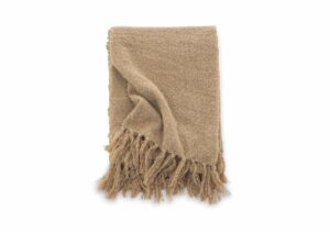 Mjuk beige ullpläd med fransar, perfekt för sovrum och vardagsrum.