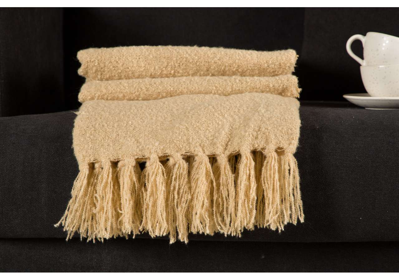 Ljusbeige handstickad frottéhandduk med fransar, perfekt för badrum och spa.