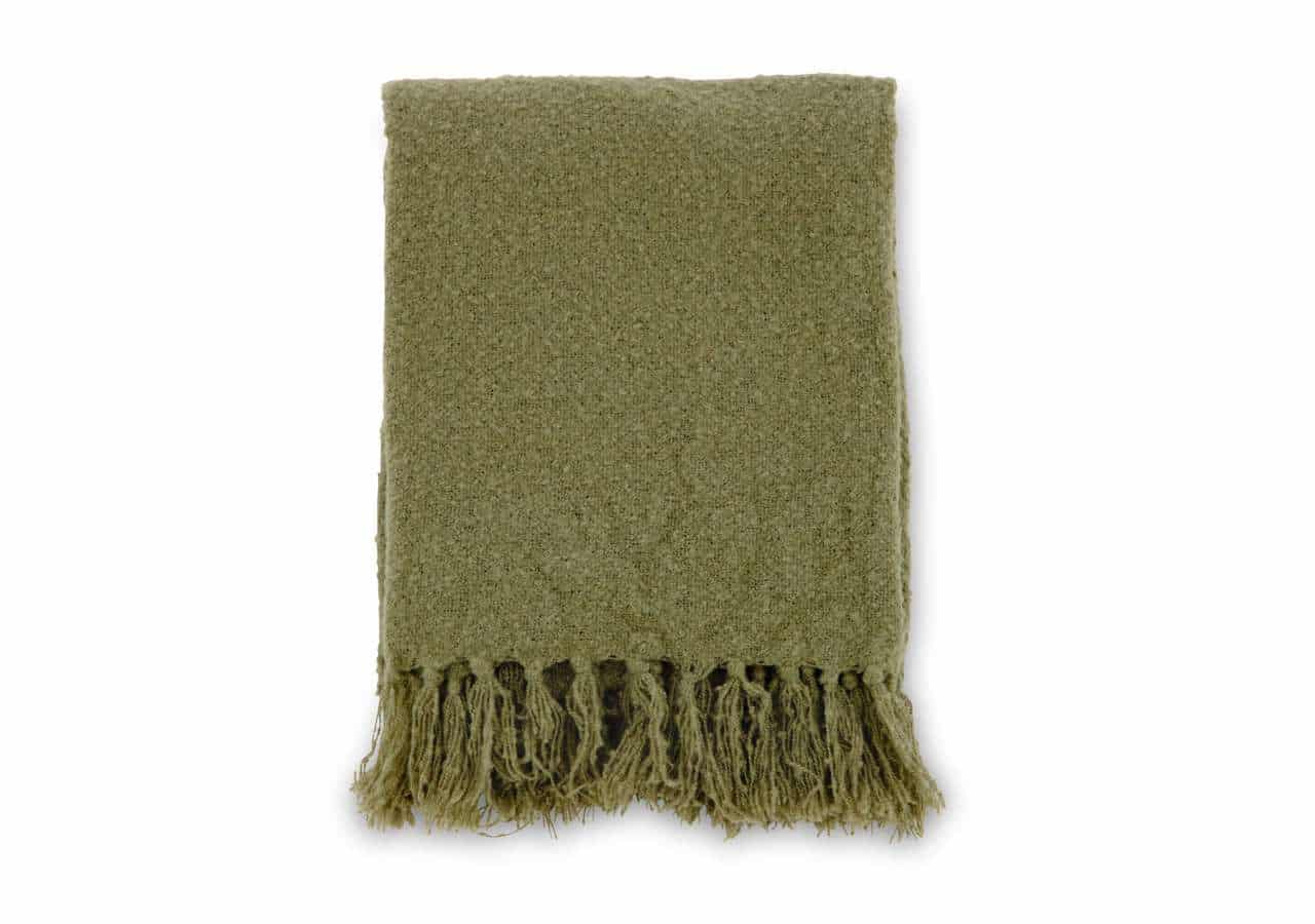 Mörkgröna handvävda ullfiltar med fransar – perfekt för mysiga sovrumsmiljöer.