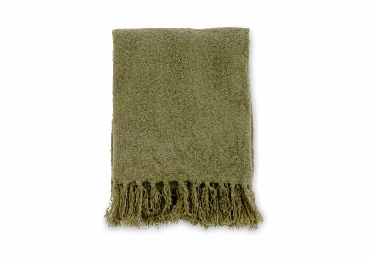 Mörk olivgrön filt med fransar, perfekt för inredning och kreativitet.