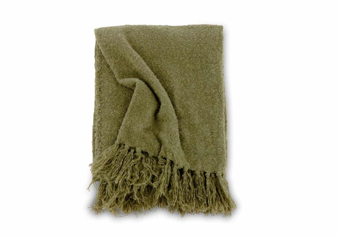 Mysig grön pläd i ull för trivsamma sovrum och soffhörnor.