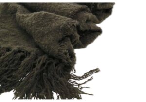 Höstad ullfilt i mörkbrun med fransar, passar för sängkläder och mys.