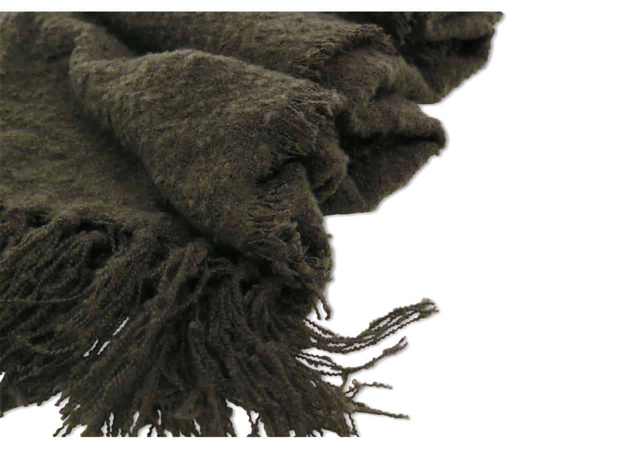 Höstad ullfilt i mörkbrun med fransar, passar för sängkläder och mys.