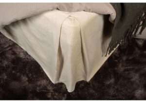 Möbelskydsöverdrag i beige tyg för säng, handgjort och slitstarkt.