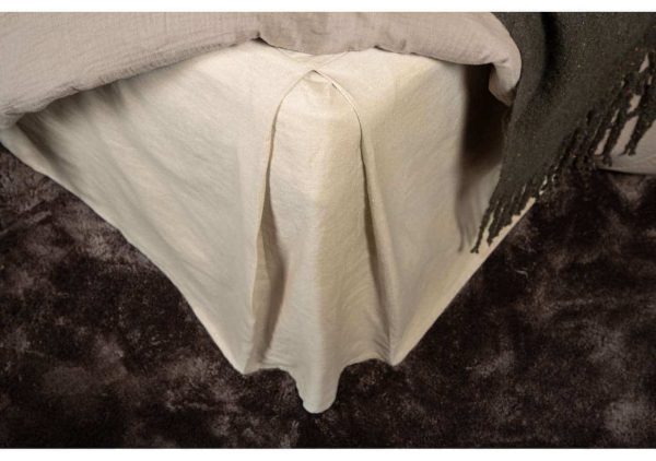 Möbelskydsöverdrag i beige tyg för säng, handgjort och slitstarkt.