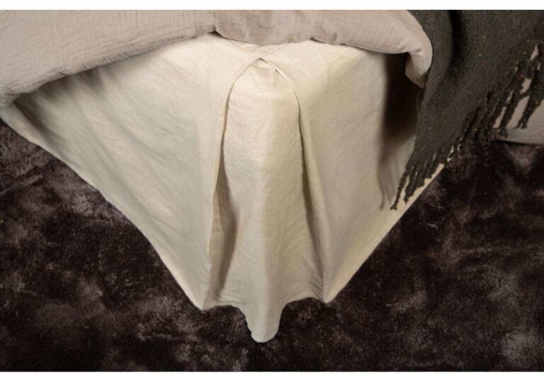 Möbelskydsöverdrag i beige tyg för säng, handgjort och slitstarkt.