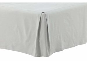 Ljust, vitt sängöverkast av hög kvalitet för elegant sovrum.