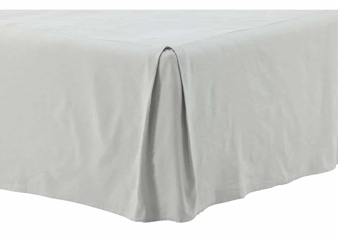 Ljust, vitt sängöverkast av hög kvalitet för elegant sovrum.