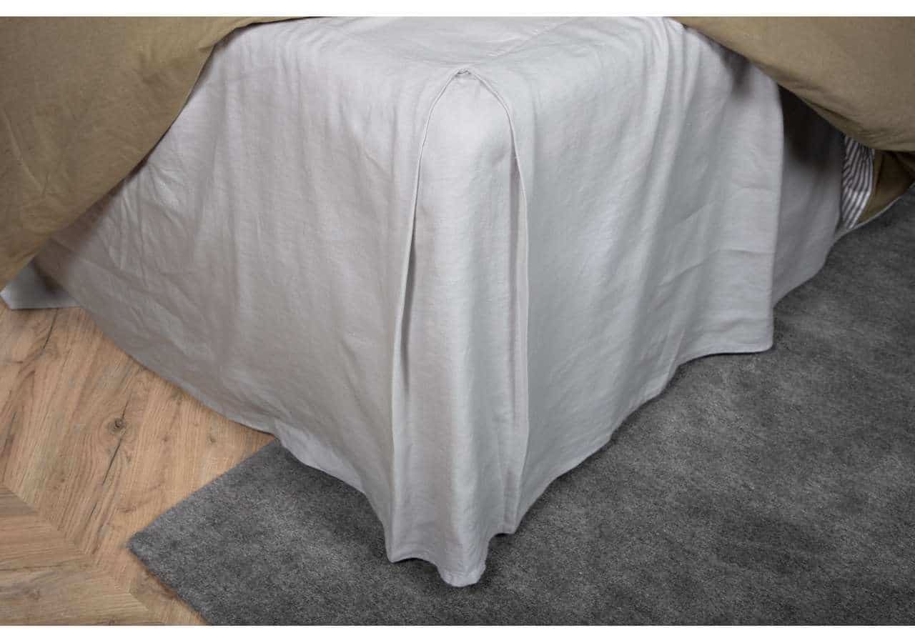 Långvarig, vit bäddtextil i linne, passar för sängar från Sängfabriken.