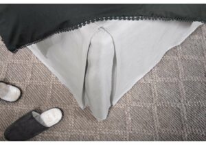 Heltäckande bäddmadrass med avtagbar skyddsskydd för optimal komfort och hygien.