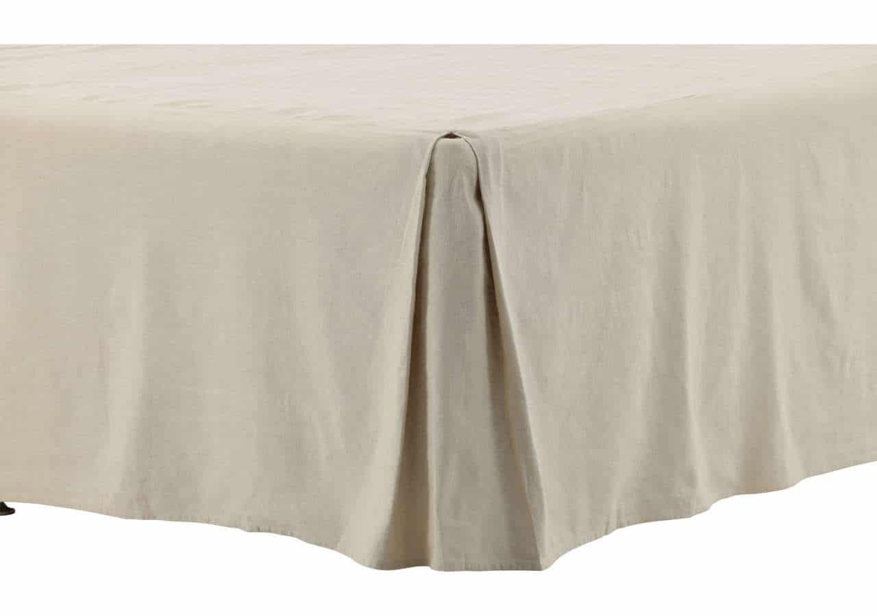 Ljust beige sängöverkast i linne för elegant sovrumstil.