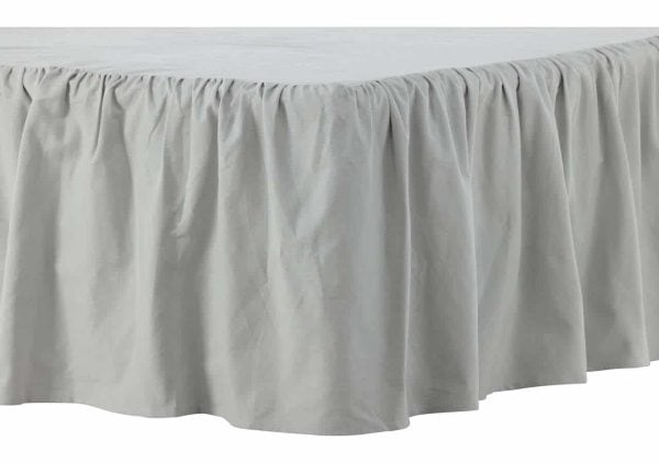 Lång, vit sänggavel med elegant veckad gardinstil design för sovrum.