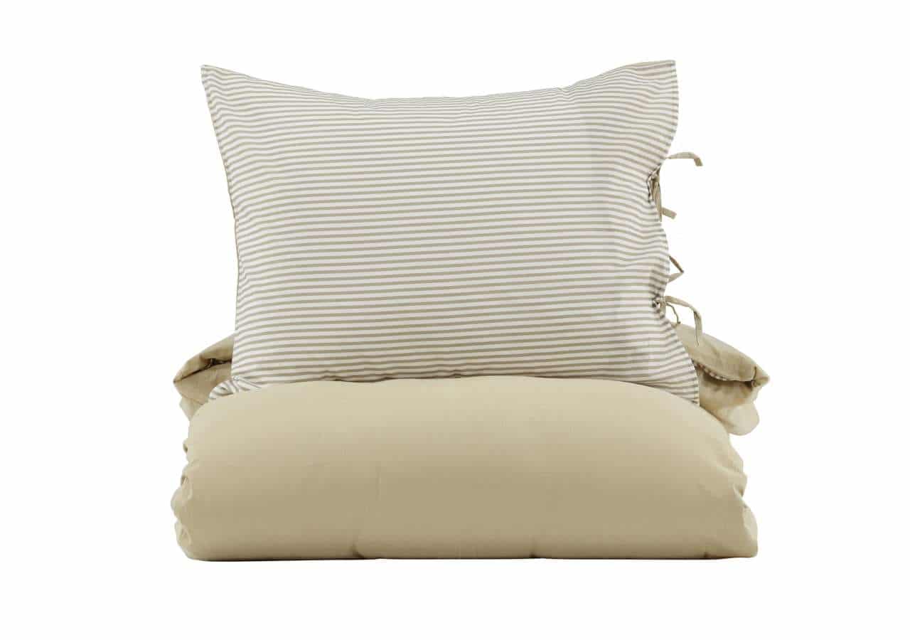 Högkvalitativt sängkudde i naturfärger med randigt mönster och tunn knytdetalj.