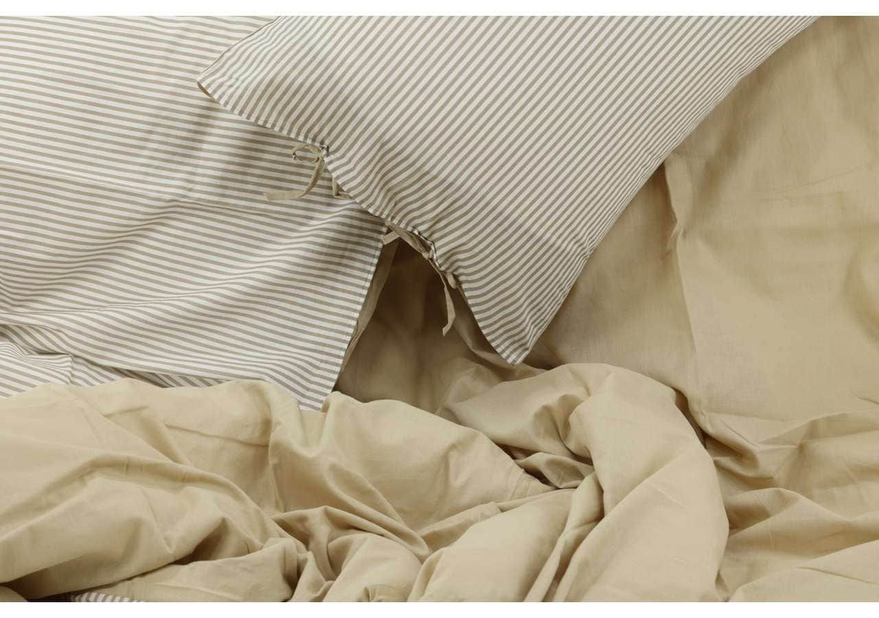 Ljust sängöverkast och kuddar i ekologiska sängkläder från Sängfabriken.