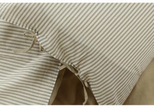 Ljust bäddset med beige och vit randig design, tillverkat av högkvalitativt material.