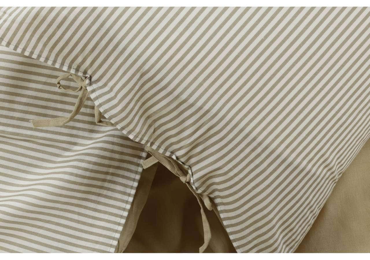 Ljust bäddset med beige och vit randig design, tillverkat av högkvalitativt material.