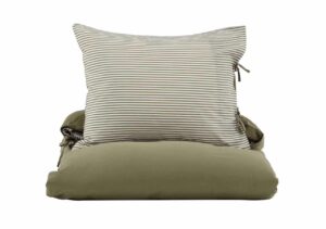 Möbel i naturfärger med sängkläder och kudde för sovrum, kvalitetsbäddset från Sangfabriken.