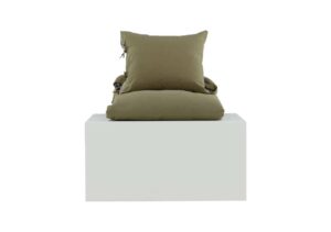 Mörkgrön sängklädesset i högkvalitativt tyg på vit sängbotten.