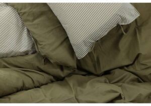 Mörkgrön sängkläder med matchande kuddar och randiga örngott från Sängfabriken.