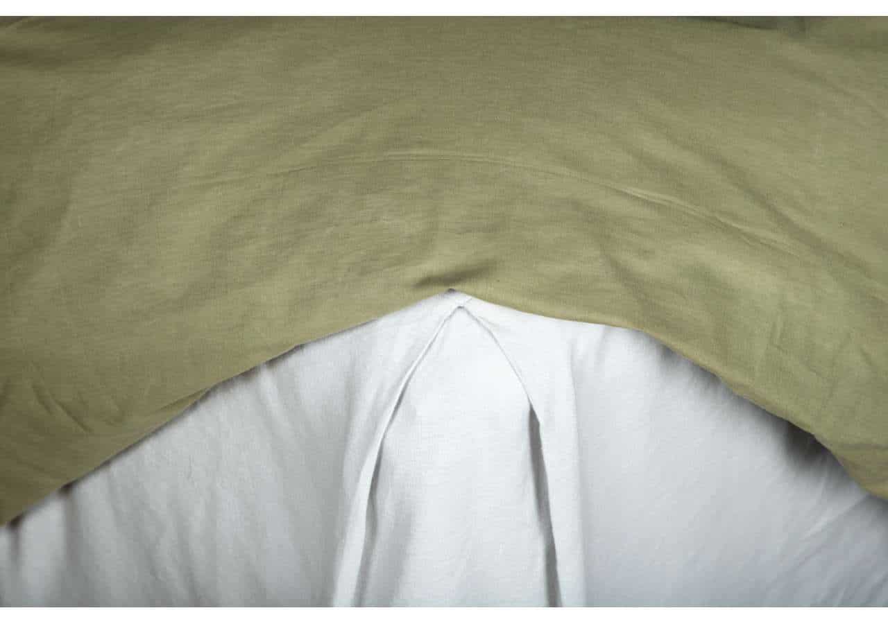 Högkvalitativ solid träbädd med bekvämt madrass för bästa sömnkvalitet.