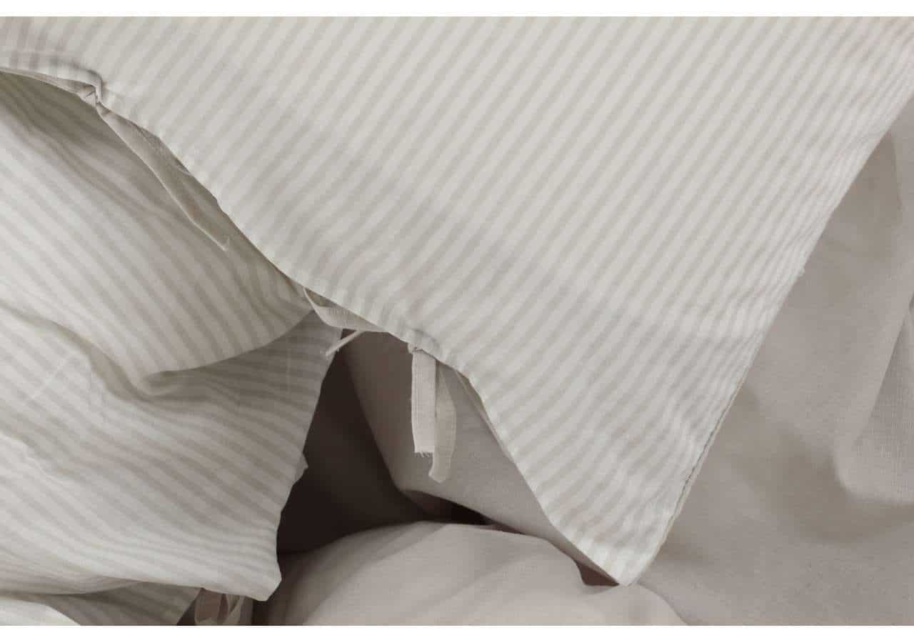 15977-605_5 Möbeltäcke i vitt och beige, passar för skydd och inredning.