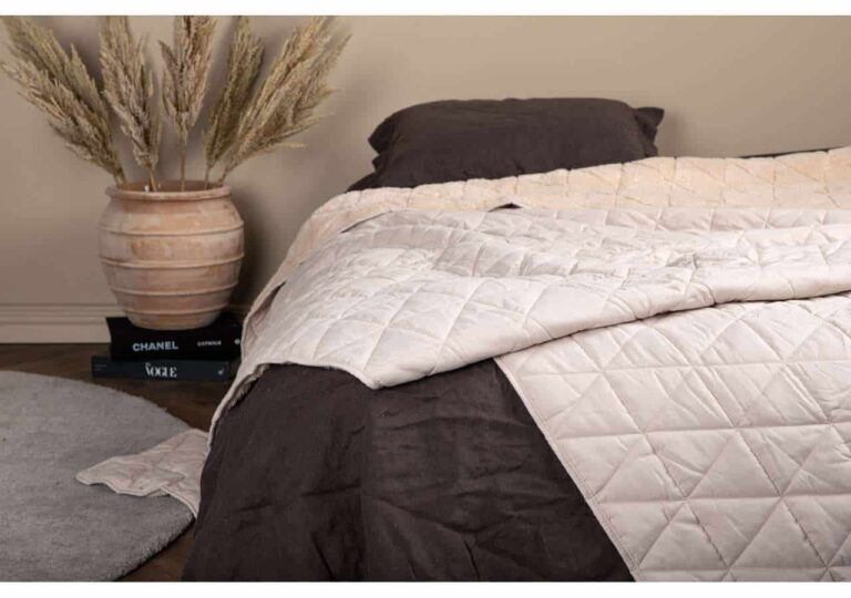 Luftig och mjukt bäddset med exklusiv design för en skön sömn och stilfull sovrumsmiljö.