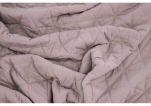 Mjukt bäddset i beige med quiltad design för komfort och elegans.