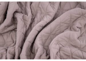 Madrasskydd i linn med quiltad design för extra skydd och komfort.