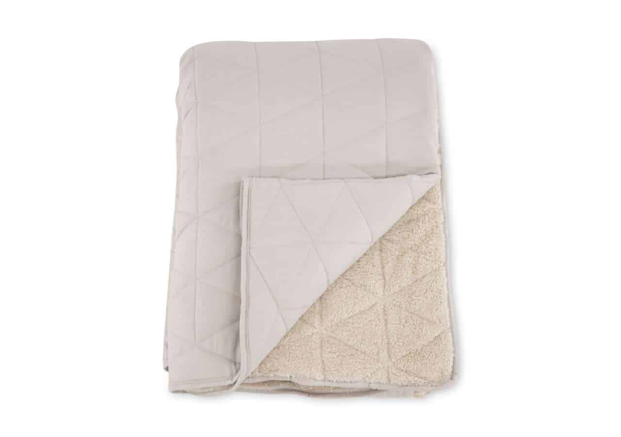 Mjukt dubbeltäckande bäddset i beige och vitt, med quiltad design, perfektion för sovrumsskomfort.