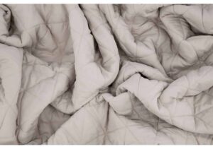 Mjuka sängmadrassöverdrag i vitt, för optimal sömn och komfort.