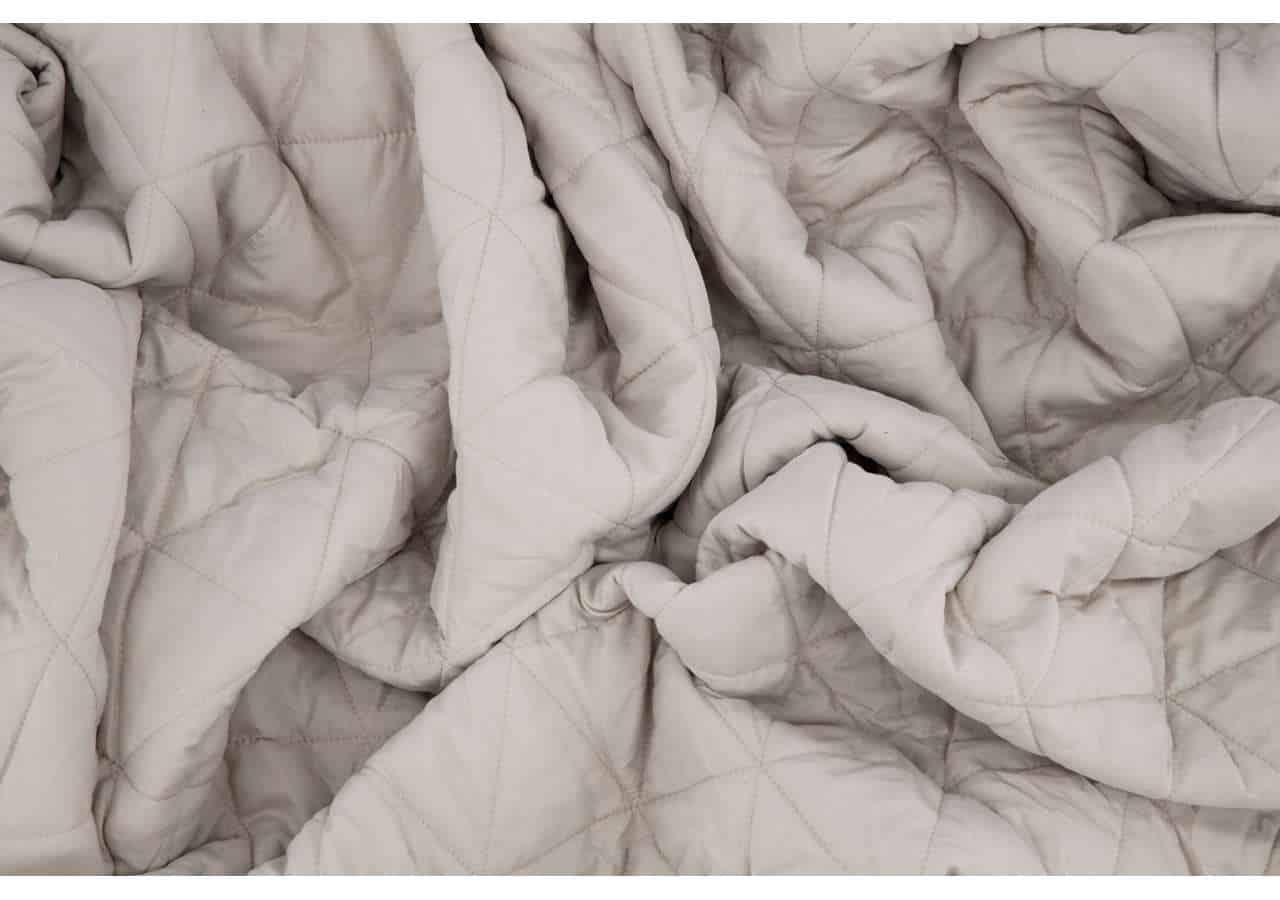 Mjuka sängmadrassöverdrag i vitt, för optimal sömn och komfort.