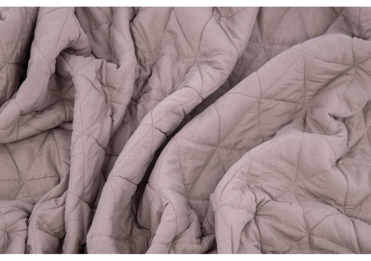 Mjuka ullplädar i beige, perfekt för mysiga stunder och avkoppling.