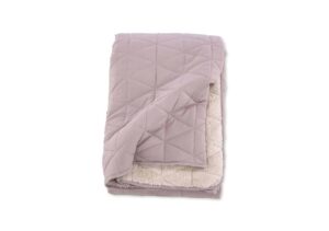 2. Mjuk och varm handgjord sovpläd i exklusivt design för ultimativ komfort och stil.