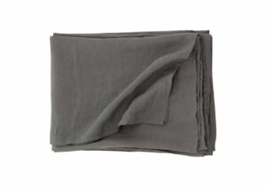 Ljust grått bäddset i högkvalitativt linne för skön sömn.