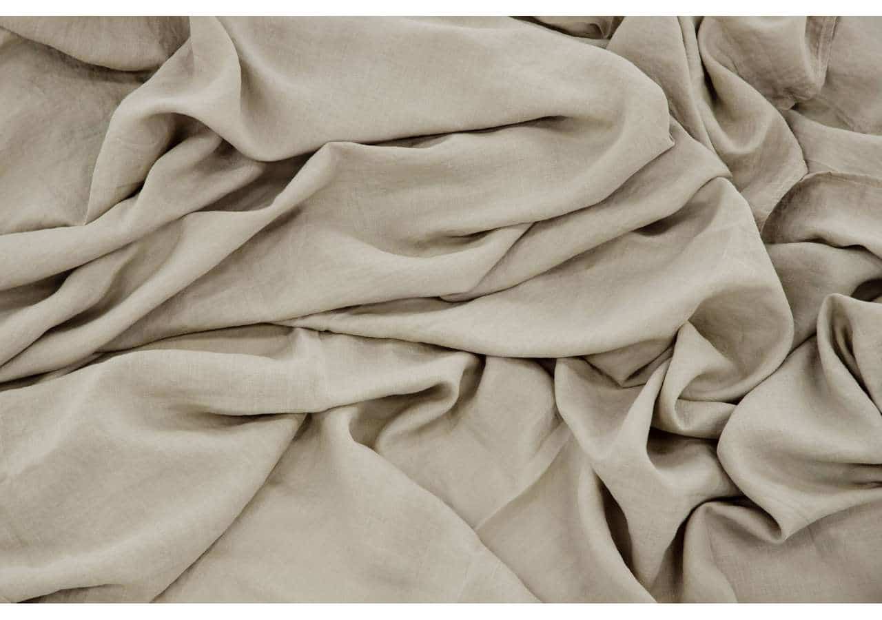 Mjuk beige sängkläder för skön sömn och komfort.