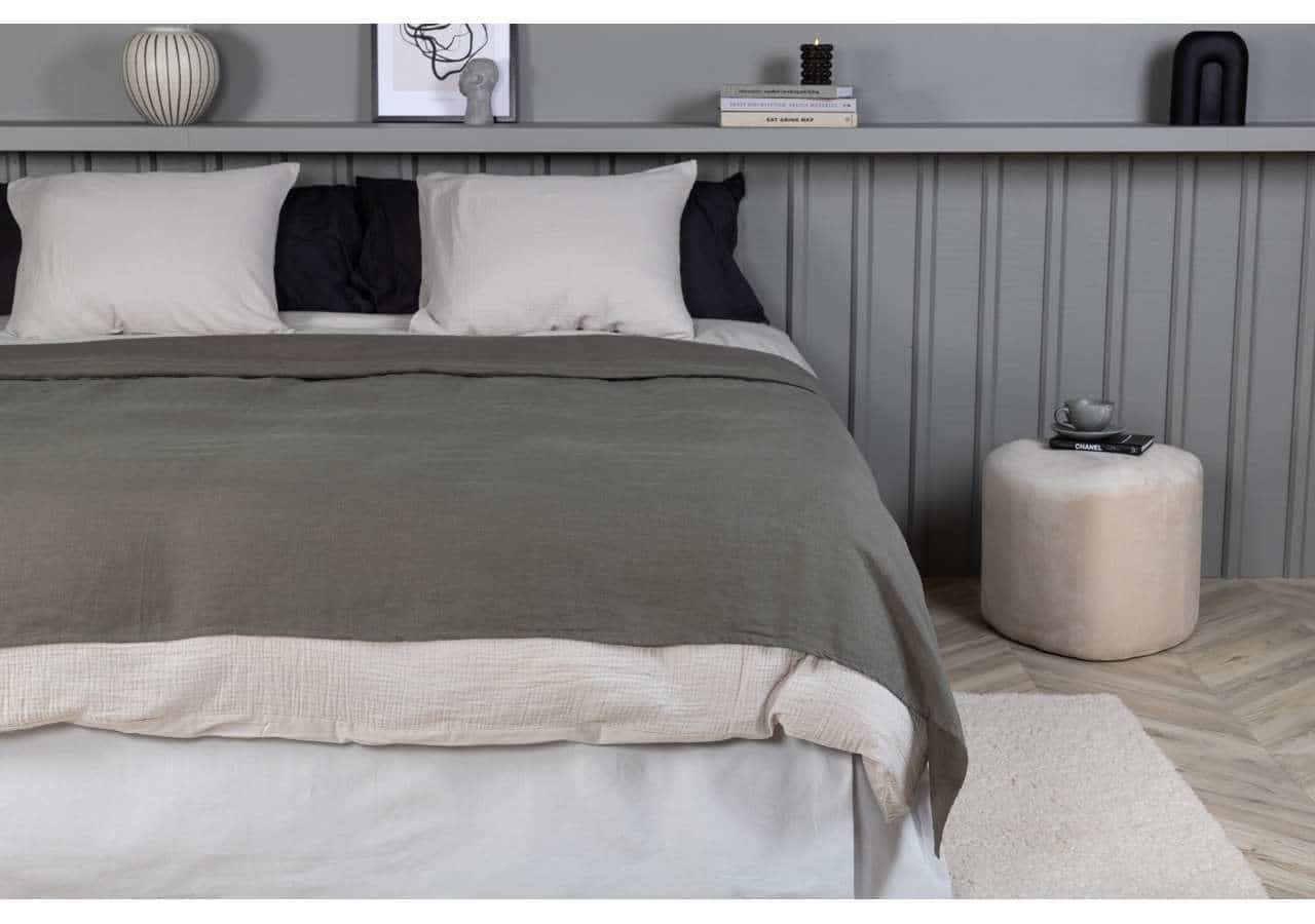 Utsikt av sovrum med stilrent sängram och snygga sängkläder, designad av Sängfabriken.