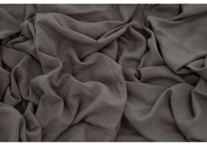 Mjukt ljusgrått bäddtextil, högkvalitativt tyg för sköna sovrum.