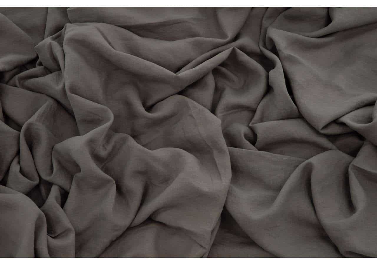 Mjukt linnetyg i neutral nyans, perfektion för sängkläder och hemtextilier.