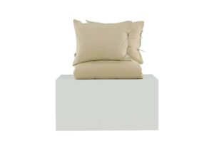 Högkvalitativa sängkläder i naturfärgat bomull, moderna och mysiga sovrumsdetaljer.