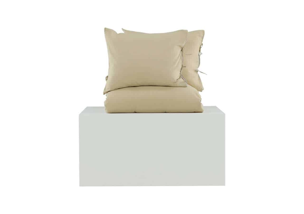 Högkvalitativa sängkläder i naturfärgat bomull, moderna och mysiga sovrumsdetaljer.
