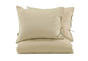 Skandinaviska sängkläder och kuddfodral i lyxmaterial för en bekväm sovmiljö.