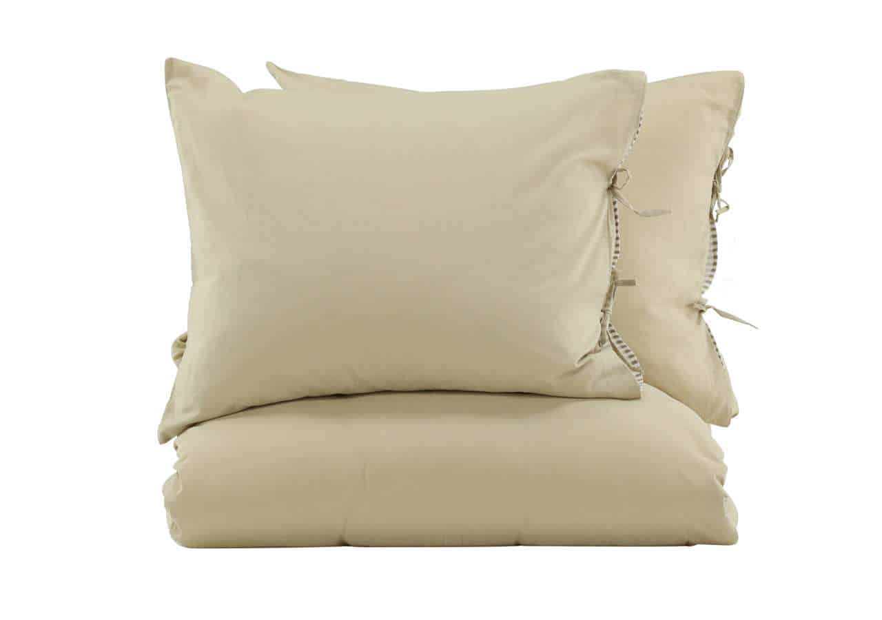 Skandinaviska sängkläder och kuddfodral i lyxmaterial för en bekväm sovmiljö.