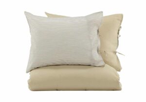 Mjuka sängkuddar i beige och randigt tyg - hög kvalitet och skön komfort.