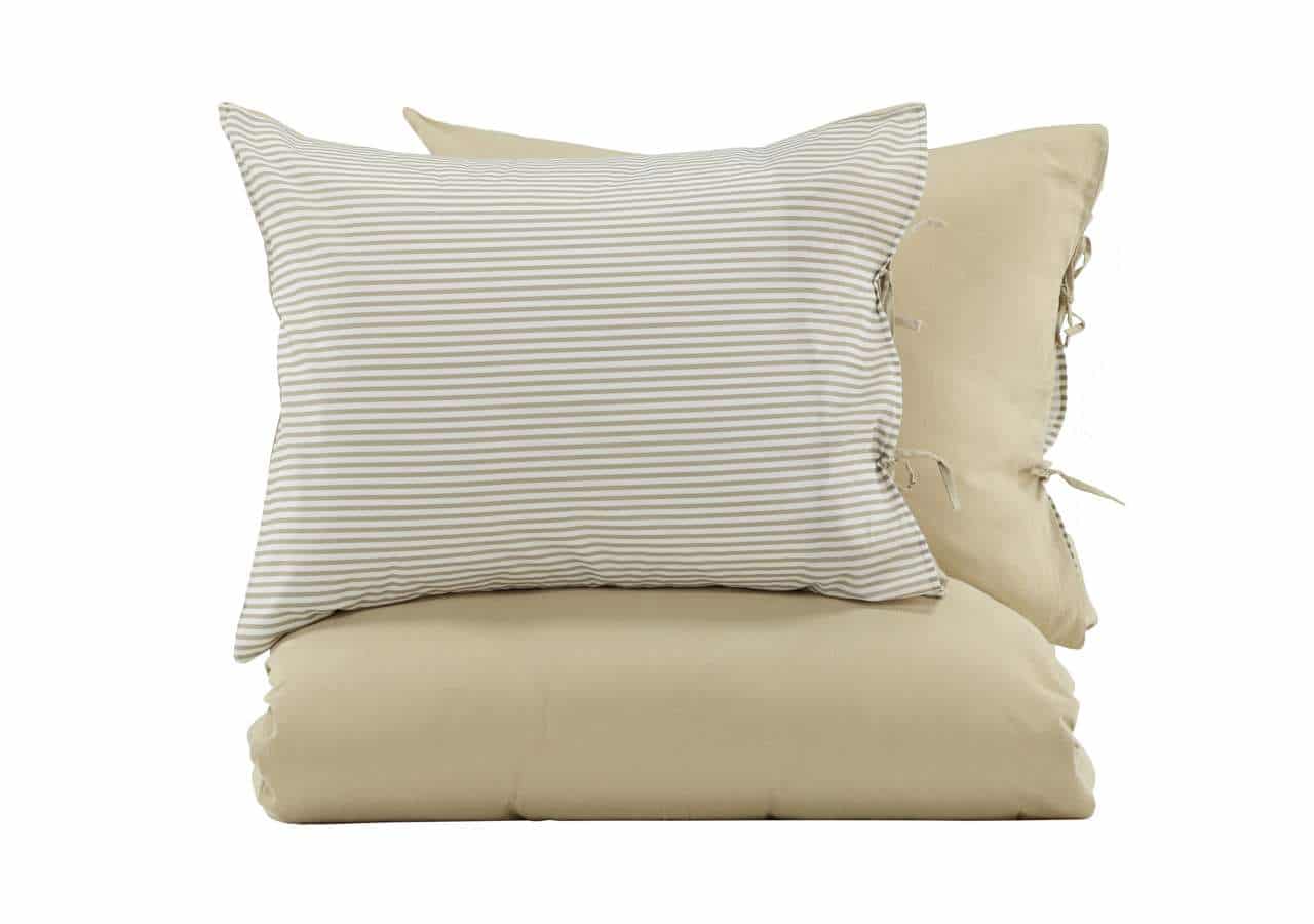 Mjuka sängkuddar i beige och randigt tyg - hög kvalitet och skön komfort.