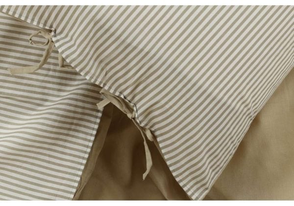 Slitstoppad sänggavel i beige och vit randig bomullstyg, soffligg eller sovrum.