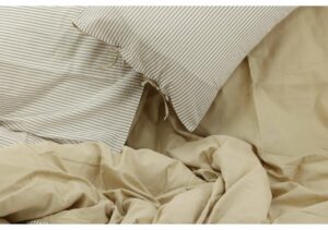 Kuddar och påslakan i naturfärger för en mysig sovmiljö.