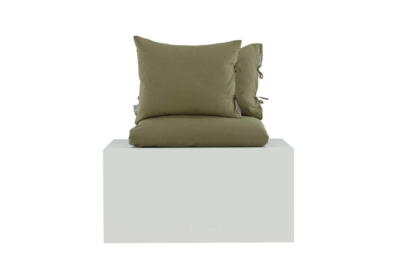 Mjuka gröna sängkuddar i hög kvalitet för komfort och stil.