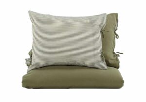 Möbel med sängkläder, snyggt sängkit, sovrum accessoires.